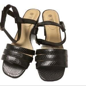 AVON women’s chunky heel shoe, size 6‎